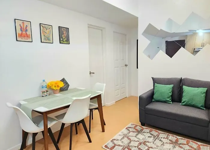 Bgc Avant At The Cosy And Vibrant 2br Near Burgos Circle